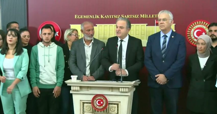 Smart Solar’ın İzmir Aliağa’daki fabrikasında işten çıkarılan işçiler, EMEP milletvekilleri