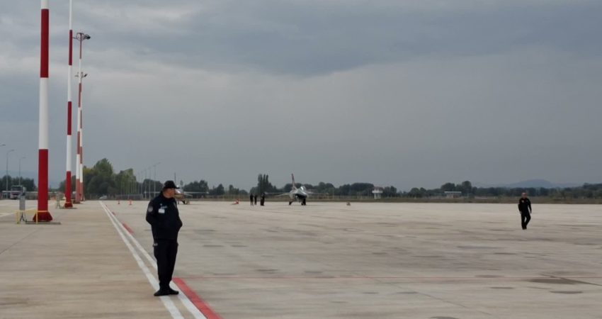 Türk Hava Kuvvetleri’nin gösteri ekibi SOLOTÜRK, Tokat Havalimanı’nda gösteri uçuşu