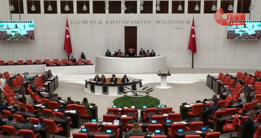 TBMM Genel Kurulu’nda kamuoyunda "fon krizi" olarak adlandırılan gelişmeler tartışılırken,