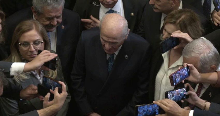 TBMM’de yeni yasama yılı açılış resepsiyonu… Resepsiyona YENİ Parti ve CHP’liler katılmadı, Müsavat Dervişoğlu Kurtulmuş’u tebrik edip hemen ayrıldı TBMM Başkanı Numan Kurtulmuş’un ev sahipliğinde düzenlenen yeni yasama yılına