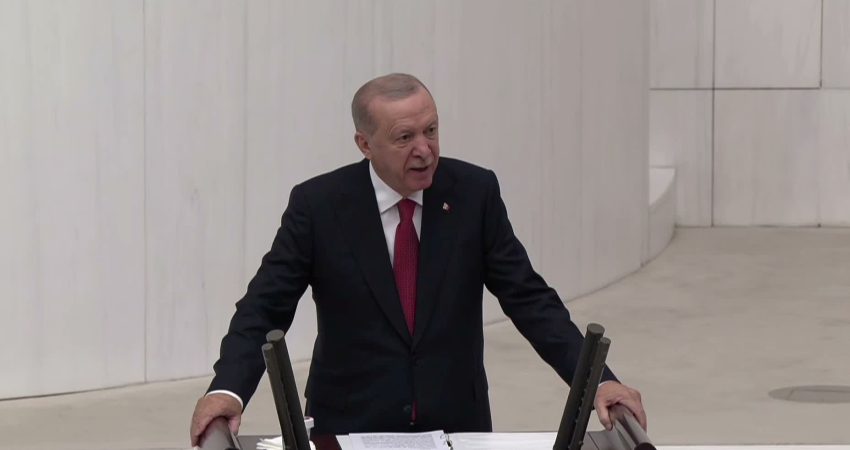 TBMM’de yeni yasama yılı açılış töreni… Cumhurbaşkanı Erdoğan: “Yeni ve sivil bir anayasa için kolları sıvamak herkes için gerçek bir samimiyet sınavıdır” Cumhurbaşkanı Recep Tayyip Erdoğan, "Türkiye Yüzyılı'na yakışır yeni ve sivil