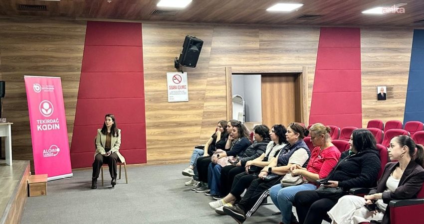 Tekirdağ Büyükşehir Belediyesi’nden kadınlara yönelik menopoz farkındalık semineri Tekirdağ Büyükşehir Belediyesi, kadınlara yönelik menopoz semineri düzenledi. Menopoz sürecinin