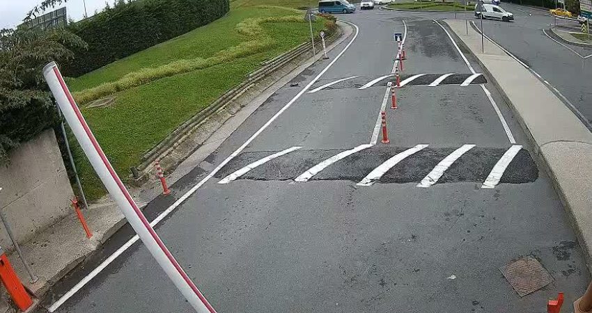 İstanbul'da TEM Otoyolu üzerinde hafriyat yüklü bir kamyonun karıştığı kazada