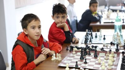 Tepebaşı Belediyesi Yunus Emre Spor Tesisleri’nde düzenlenen satranç eğitimlerinde 5-13