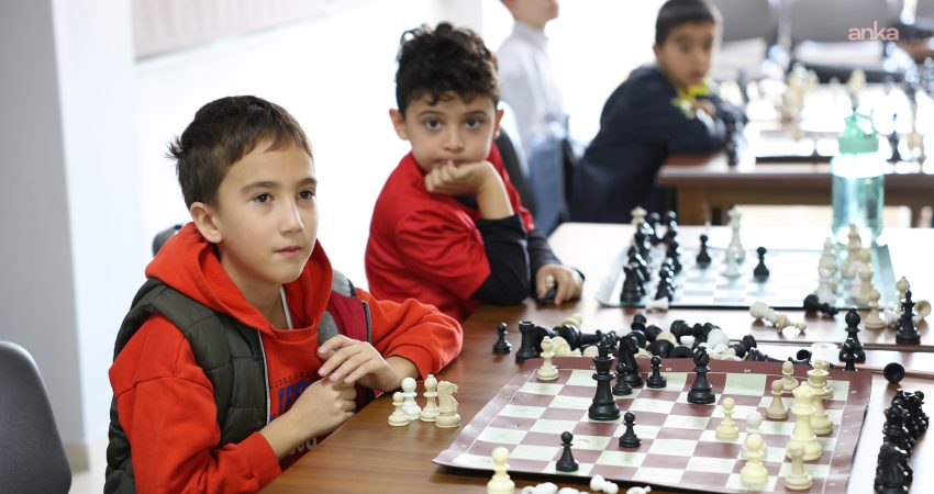Tepebaşı’nda çocukların satranç yolculuğu turnuvayla tamamlanacak Tepebaşı Belediyesi Yunus Emre Spor Tesisleri’nde düzenlenen satranç eğitimlerinde 5-13