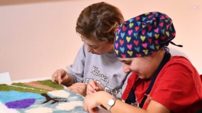 Tepebaşı Belediyesi Gökkuşağı Kafe’de düzenlenen Keçe İğneleme Pano Yapımı Atölyesi’nde,
