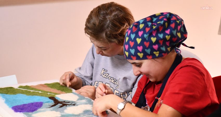 Tepebaşı Belediyesi Gökkuşağı Kafe’de düzenlenen Keçe İğneleme Pano Yapımı Atölyesi’nde,