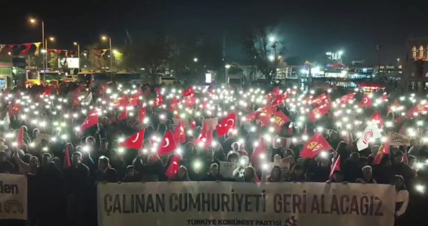 TKP’den Ankara, İstanbul ve İzmir’de ‘Cumhuriyet’ yürüyüşü Türkiye Komünist Partisi (TKP), Cumhuriyet’in ilanının 103. yılında "Çalınan Cumhuriyeti