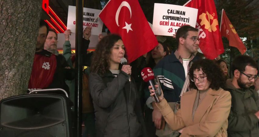 TKP’den “Çalınan Cumhuriyeti Geri Alacağız” yürüyüşü Türkiye Komünist Partisi (TKP) tarafından Ankara’da "Çalınan Cumhuriyeti Geri Alacağız"