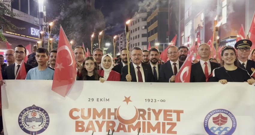 Trabzon’da 29 Ekim Cumhuriyet Bayramı dolayısıyla düzenlenen kutlamalar, fener alayı