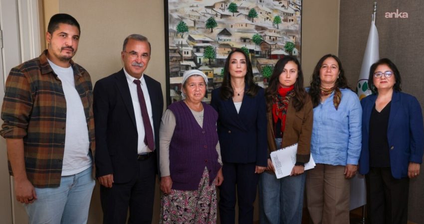 Tülay Hatimoğulları, Akbelen köylüleriyle bir araya geldi DEM Parti Eş Genel Başkanı Tülay Hatimoğulları, Akbelen'de zeytini ve