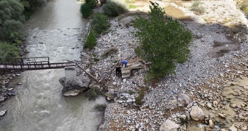 Tunceli’de köylülerin kendi imkanlarıyla yaptığı köprü selde yıkıldı: “İnsanlar aya gidiyor, biz köyümüze gidemiyoruz” Tunceli'nin Dokuzkayalar Köyü'ne ulaşımı sağlayan, bölge halkınca sadece insan geçişine uygun