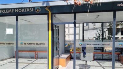 Turgutlu Belediyesi, servis bekleme duraklarında temizlik çalışması yaptı. Ekipler, temizlenen