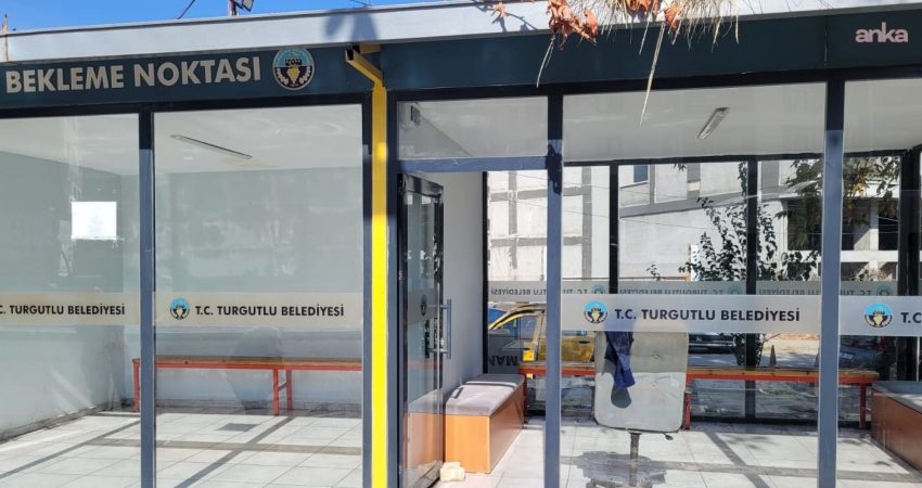Turgutlu Belediyesi, servis bekleme duraklarında temizlik çalışması yaptı. Ekipler, temizlenen