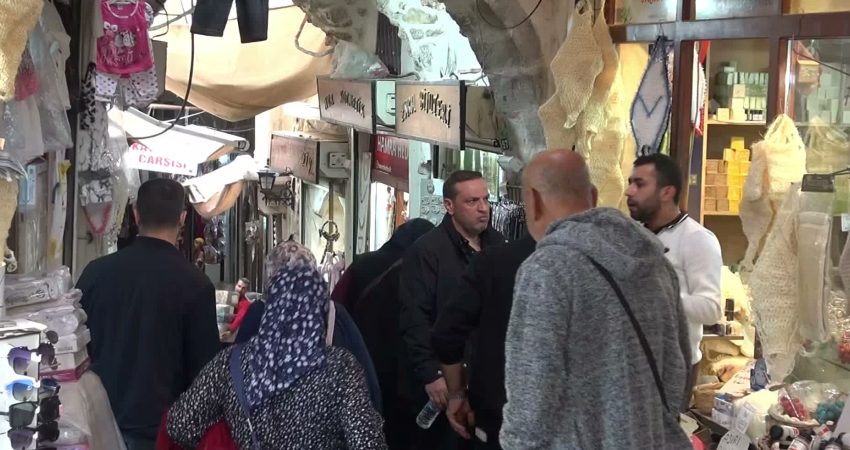 Mardin'de havaların serinlemesiyle birlikte turizm hareketliliğinin sürmesi için esnaf ve