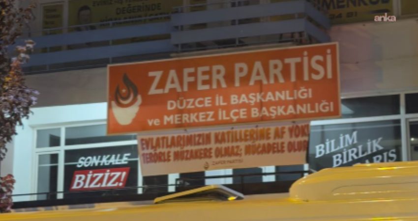 Ümit Özdağ’dan Düzce’de pankartın kaldırılmasına tepki: Evlatlarımızın katillerine af yok demek suç mu oldu? Zafer Partisi Genel Başkanı Ümit Özdağ, partisinin Düzce İl Başkanlığına