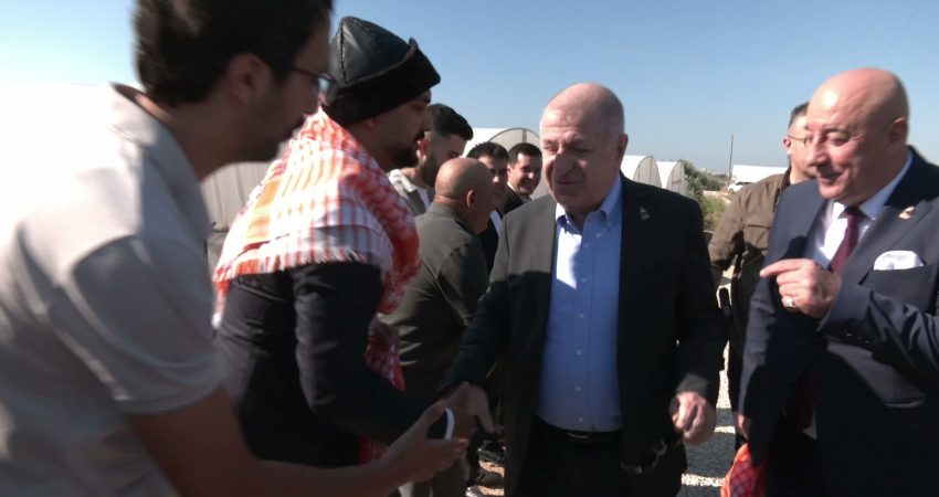 Zafer Partisi Genel Başkanı Ümit Özdağ, Antalya'nın Serik ilçesinde sera