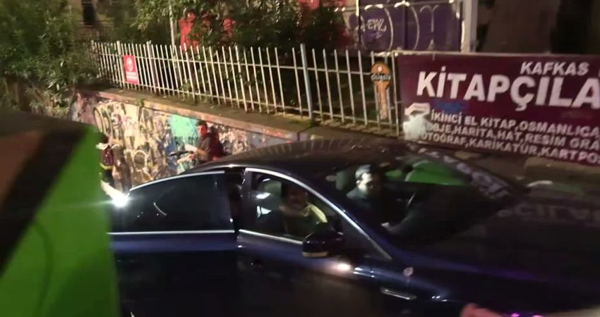 Milli Eğitim Bakanı Yusuf Tekin'in, Kadıköy Lisesi ziyareti öncesinde astıkları