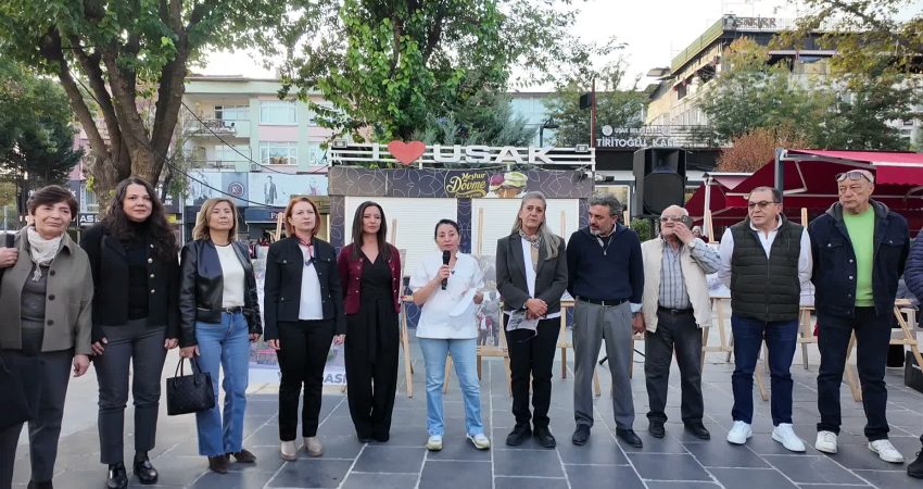 Uşak’ta eski valilik binasının korunması için başlatılan imza kampanyasının sözcüsü