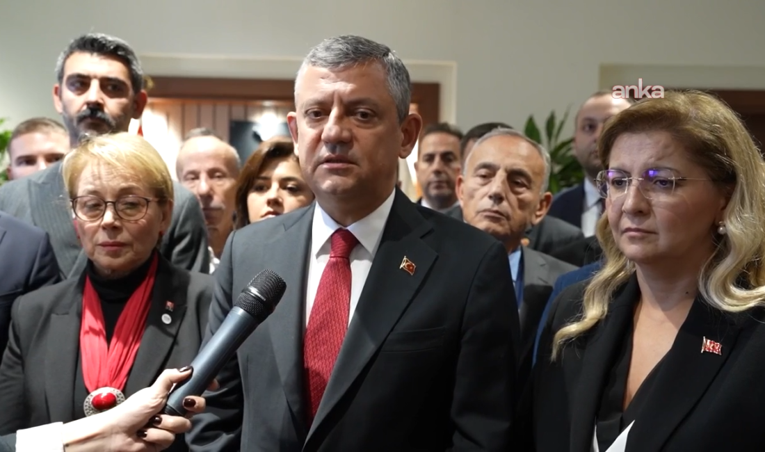 Özgür Özel, Bakırköy Belediyesi’ni ziyaret etti: Yarın yargılamayı dikkatle takip edeceğiz YENİ Parti Genel Başkanı Özgür Özel, Bakırköy Belediyesi'ne yönelik operasyonda