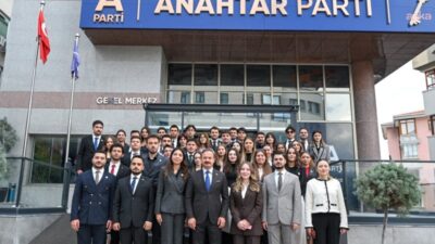 Yavuz Ağıralioğlu, bir grup üniversite öğrencisini partisinin genel merkezinde ağırladı.