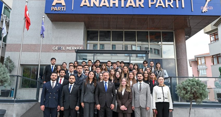 Yavuz Ağıralioğlu, bir grup üniversite öğrencisini partisinin genel merkezinde ağırladı.