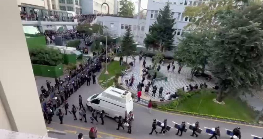 Boğaziçi Üniversitesi'nde öğrenciler yemek ücretlerinin 50 liradan 85 liraya çıkarıldığını