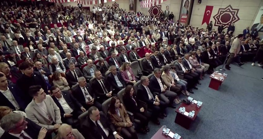 YENİ Parti 1. Olağan Manisa İl Kongresi… Özgür Özel: Dünyanın dört bir yanında bir sivil darbe döneminde olduğumuz görülüyor YENİ Parti Genel Başkanı Özgür Özel, "Dünyanın dört bir yanında