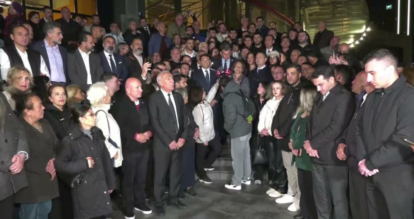 YENİ Parti Ankara İl Örgütü, kayyum atanan Halk TV önünde