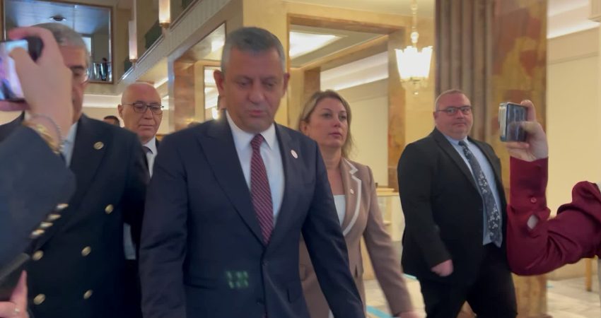 YENİ Parti, Genel Kurul Salonu’nu terk etti… Özgür Özel: “Partimize darbe yapan birini dinlemeye harcayacak vaktimiz yok” YENİ Parti Grubu, TBMM’nin yeni yasama yılının açılışı özel oturumunda,