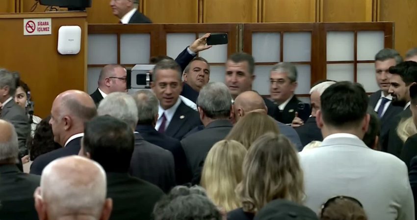 YENİ Parti Grup toplantısı… Özgür Özel: Gemilerimiz vuruluyor, iktidardan ses yok YENİ Parti Genel Başkanı Özgür Özel, Karadeniz'de Türk bayraklı ya
