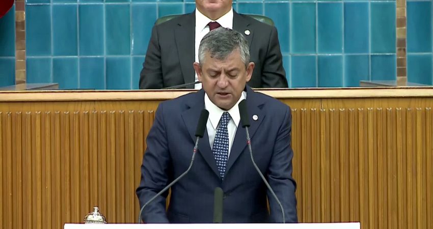 YENİ Parti grup toplantısı…. Özgür Özel: “İzmir ile Özgür Özel‘in arasına kimse giremez” YENİ Parti Genel Başkanı Özgür Özel, İzmir Büyükşehir Belediye Başkanı