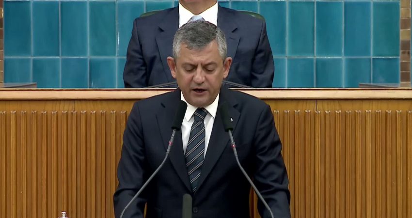 YENİ Parti Grup toplantısı… Özgür Özel: “Satıp gidenler hain, onu satın alanlar da milli irade hırsızıdır” YENİ Parti Genel Başkanı Özgür Özel, Cumhurbaşkanı Recep Tayyip Erdoğan’a