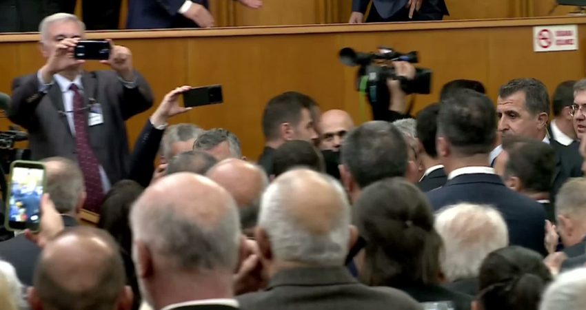 YENİ Parti grup toplantısı… Özgür Özel: “YENİ Parti’nin üye sayısı bu sabah 753 bine ulaştı” YENİ Parti Genel Başkanı Özgür Özel, partisinde yöneticilerinin üyelerin doğrudan