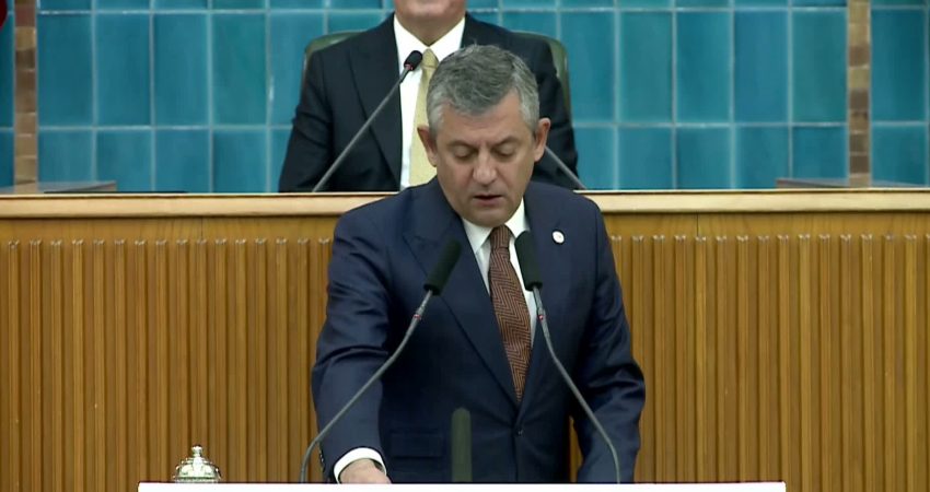 YENİ Parti grup toplantısı… Özgür Özel’den Erdoğan’a fon krizi eleştirisi: Bu işin içinden kendine özgü yöntemlerle kurtulamazsın YENİ Parti Genel Başkanı Özgür Özel, fon krizinde Cumhurbaşkanı Recep