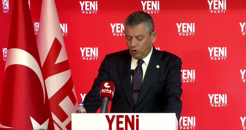 YENİ Parti İl Başkanları Toplantısı… Özgür Özel, Fon Yasası’nın mağdurları cezalandıran maddelerini AYM’ye götüreceklerini açıkladı YENİ Parti Genel Başkanı Özgür Özel, Fon Yasası'nı Anayasa Mahkemesi'ne