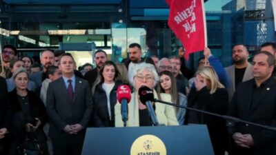 YENİ Parti İstanbul İl Başkanı Özgür Çelik, Ataşehir Belediyesi önünde