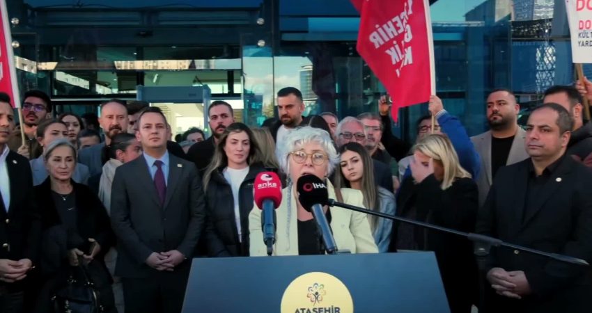 YENİ Parti İstanbul İl Başkanı Çelik: “86 milyonun iradesine kelepçe vuramazsınız” YENİ Parti İstanbul İl Başkanı Özgür Çelik, Ataşehir Belediyesi önünde