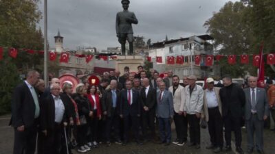 YENİ Parti üyeleri, 29 Ekim Cumhuriyet Bayramı dolayısıyla Atatürk Anıtı'na çelenk