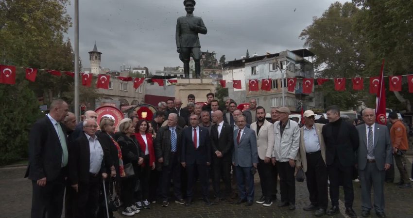 YENİ Parti Kahramanmaraş örgütü 29 Ekim Cumhuriyet Bayramı’nı kutladı YENİ Parti üyeleri, 29 Ekim Cumhuriyet Bayramı dolayısıyla Atatürk Anıtı'na çelenk