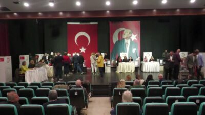 YENİ Parti’de İzmir il başkanlığı için üyeler sandık başında… Ensar Aytekin: “Parti içi demokrasi şöleni yaşıyoruz” İzmir’de YENİ Parti’nin il başkanlığı ön seçiminde oy kullanma işlemi