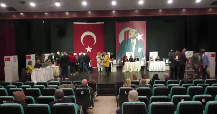 YENİ Parti’de İzmir il başkanlığı için üyeler sandık başında… Ensar Aytekin: “Parti içi demokrasi şöleni yaşıyoruz” İzmir’de YENİ Parti’nin il başkanlığı ön seçiminde oy kullanma işlemi