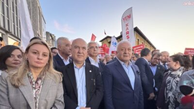 YENİ Parti İl Başkanlığı önünde toplanan İzmirliler, İzmir Büyükşehir Belediye