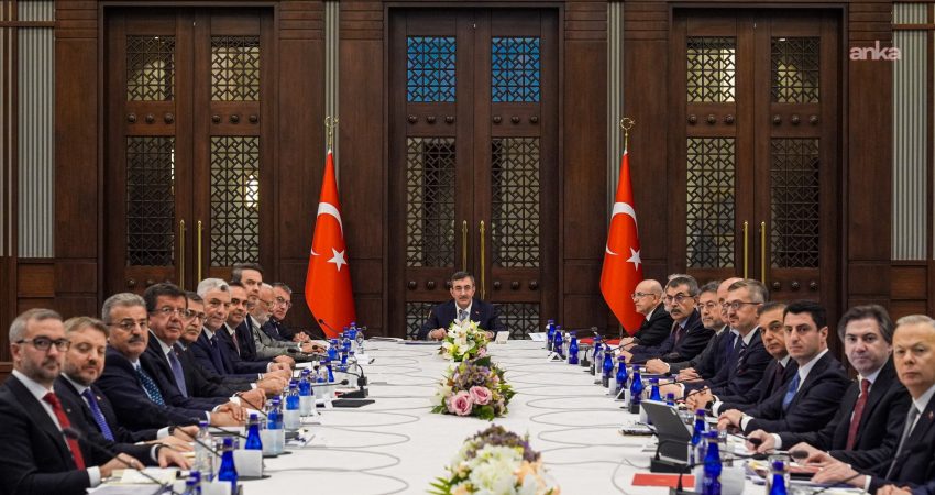 YENİ Partili Emir’den Ekonomi Koordinasyon Kurulu fotoğrafına tepki YENİ Parti Grup Başkanvekili Murat Emir, Ekonomi Koordinasyon Kurulu toplantısının
