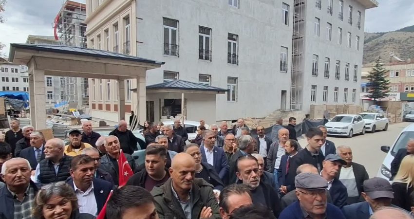 YENİ Partili Günaydın, partisinin Tokat İl Binası açılışında konuştu: “En az 850 milyar lira çaldılar, şimdi listeyi açıklayamıyorlar” YENİ Parti Tokat İl Başkanlığı binası törenle açıldı. Törende konuşan