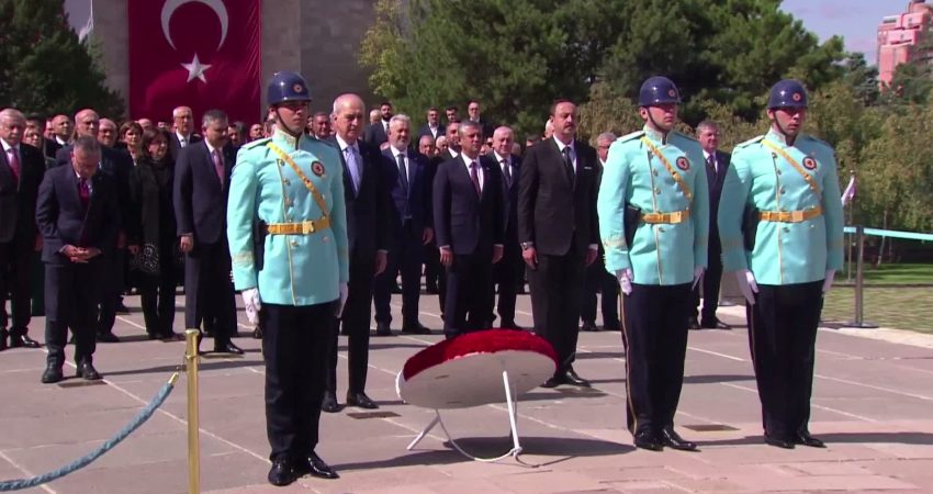 Yeni yasama yılı başlıyor… TBMM’deki Atatürk Anıtı önünde tören düzenlendi TBMM'nin 28’inci Dönem 5. Yasama Yılı'nın açılışı dolayısıyla TBMM'deki Atatürk