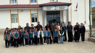 Hakkari’nin Yüksekova ilçesine bağlı Akçalı köyündeki ilk ve ortaokulunda öğretmen