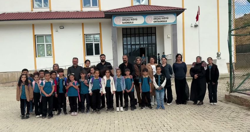 Yüksekova’daki okulda öğretmen eksikliği nedeniyle sınıflar birleştirildi, veliler tepkili Hakkari’nin Yüksekova ilçesine bağlı Akçalı köyündeki ilk ve ortaokulunda öğretmen