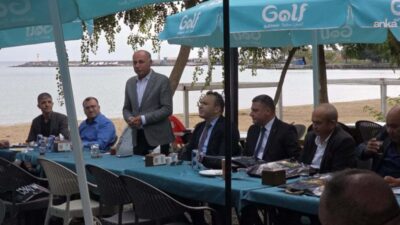 Yumurtalık Belediye Başkanı Erdinç Altıok, mahalle muhtarlarıyla öğle yemeğinde bir