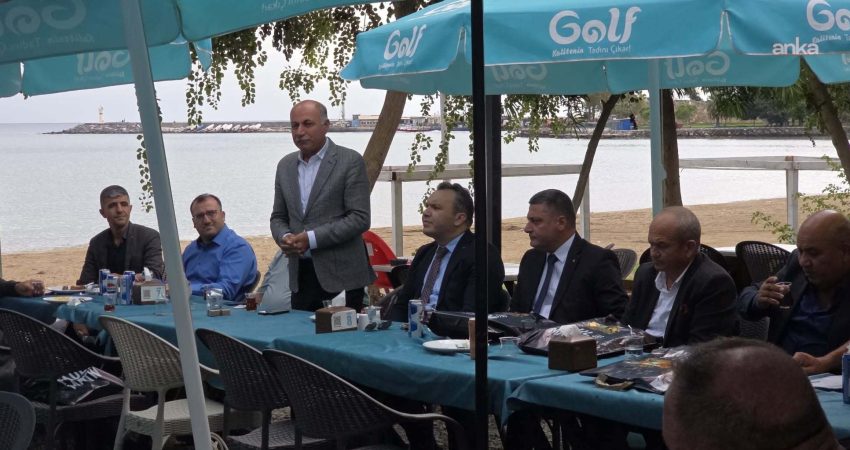 Yumurtalık Belediye Başkanı Erdinç Altıok, mahalle muhtarlarıyla öğle yemeğinde bir